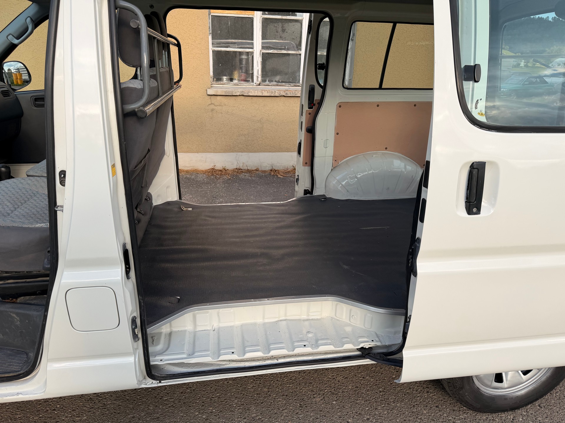TOYOTA Hiace D-4D 4WD Van-image-3