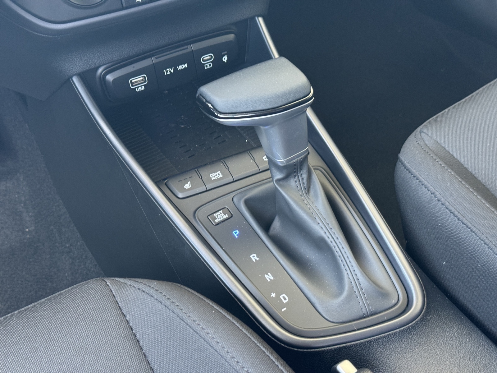 HYUNDAI i20 1.0 T-GDi Amplia-image-10