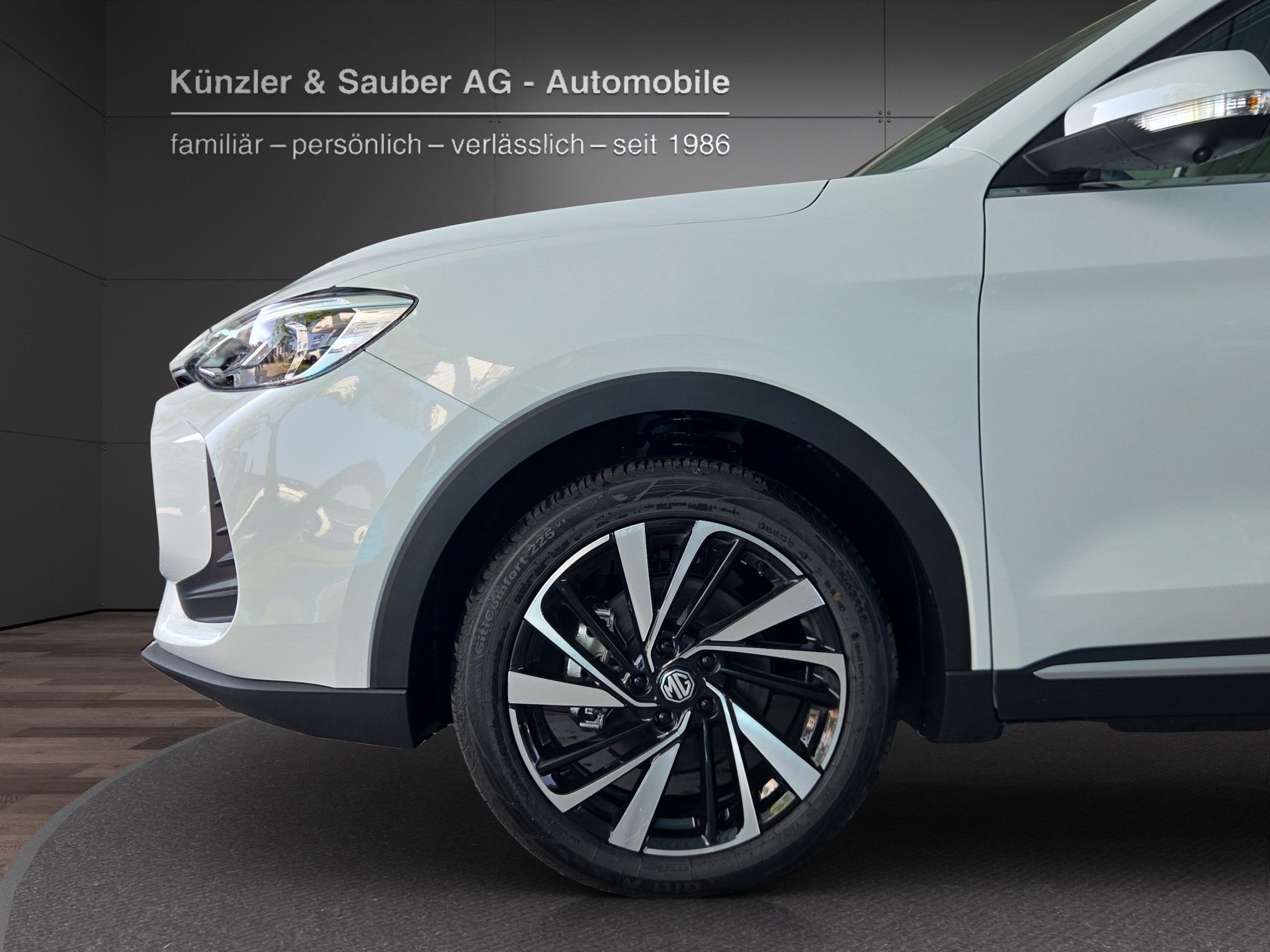 MG ZS 1.5 HEV Luxury-showroom-element-2