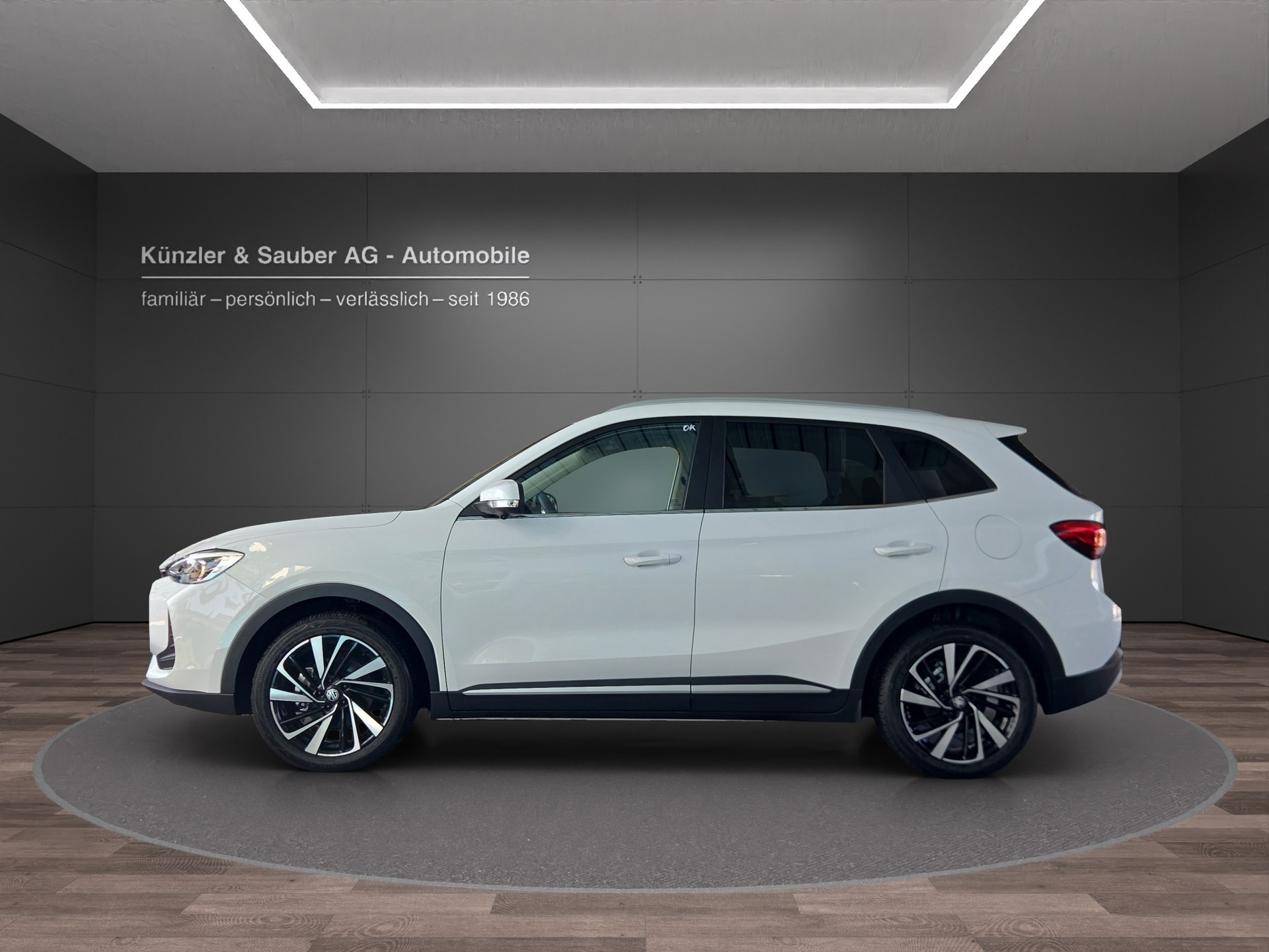 MG ZS 1.5 HEV Luxury-showroom-element-1