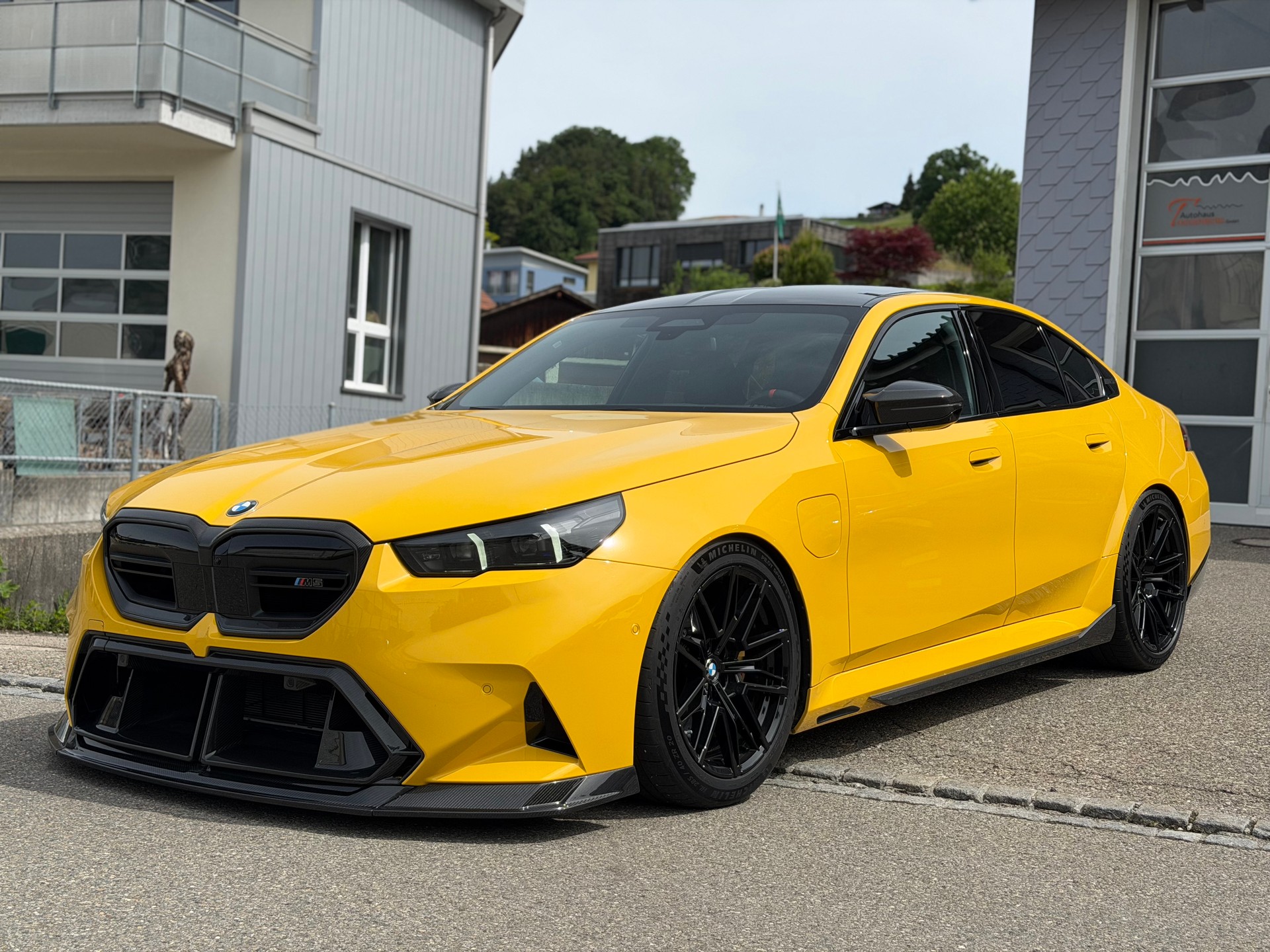 BMW M5 xDrive *Speedyellow*BMW Werksgarantie bis 10.2027*Carbon Exterieur+Interieur*Tieferlegung*-showroom-element-2