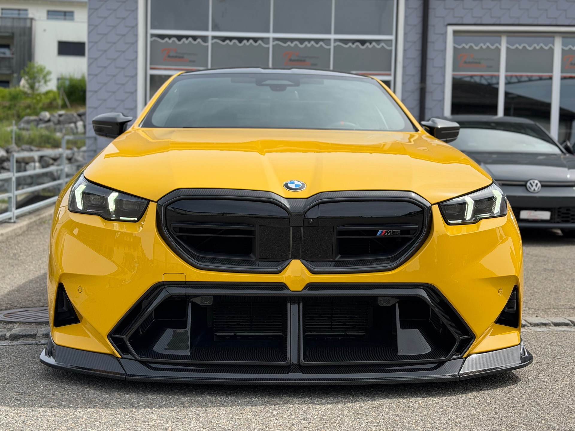 BMW M5 xDrive *Speedyellow*BMW Werksgarantie bis 10.2027*Carbon Exterieur+Interieur*Tieferlegung*-image-4