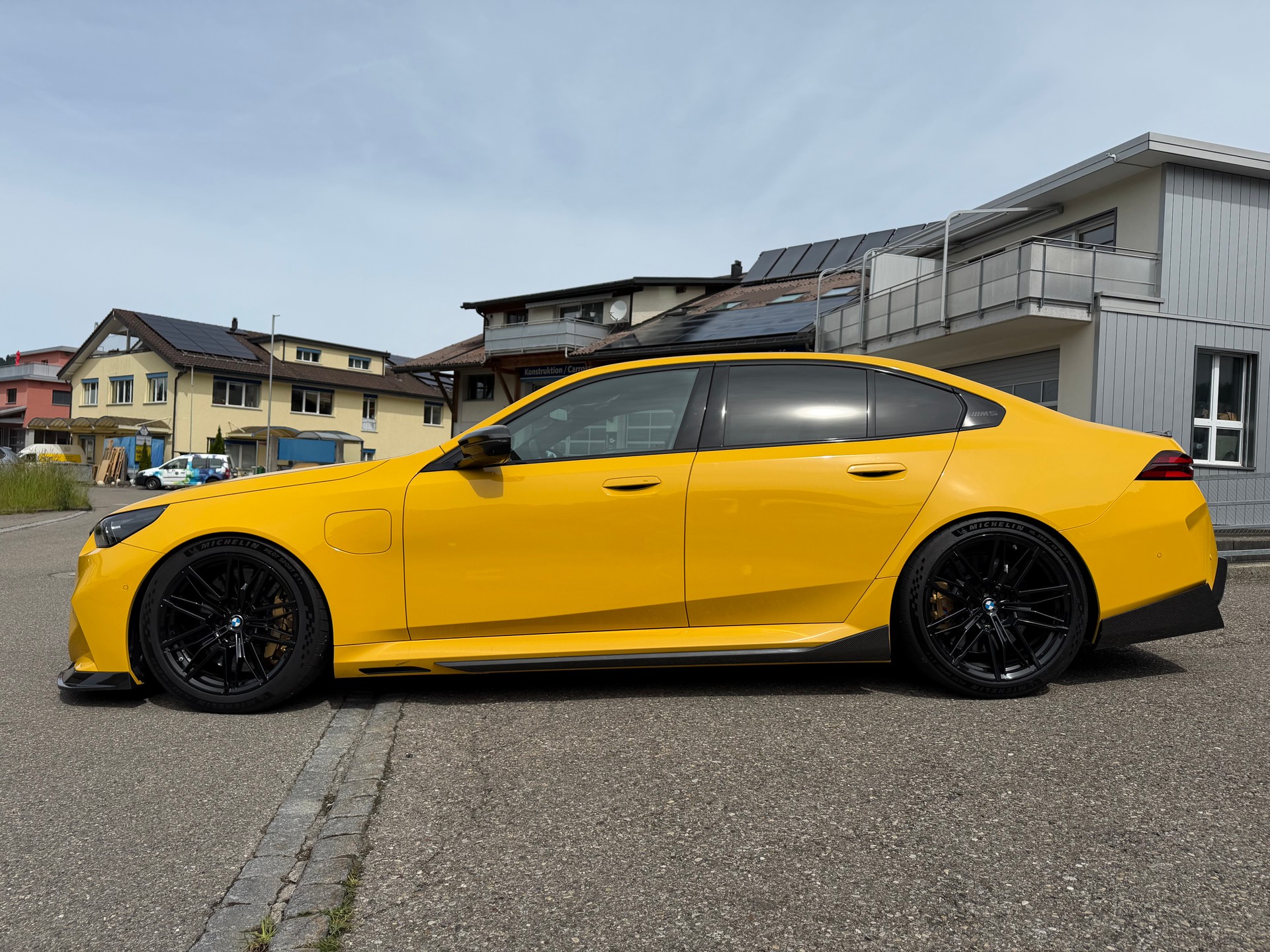BMW M5 xDrive *Speedyellow*BMW Werksgarantie bis 10.2027*Carbon Exterieur+Interieur*Tieferlegung*-image-5