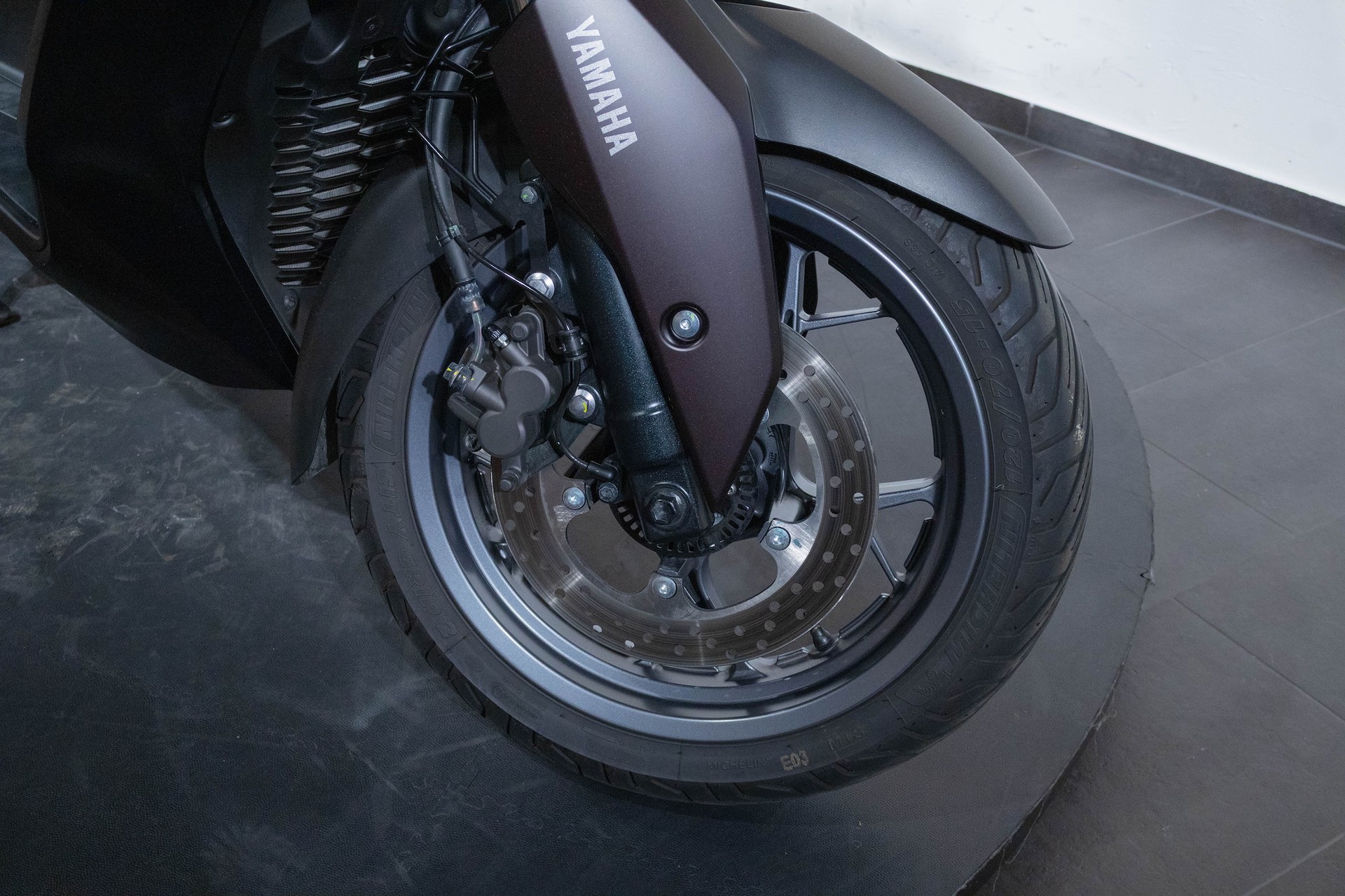 YAMAHA XMAX 300 Tech MAX-image-15