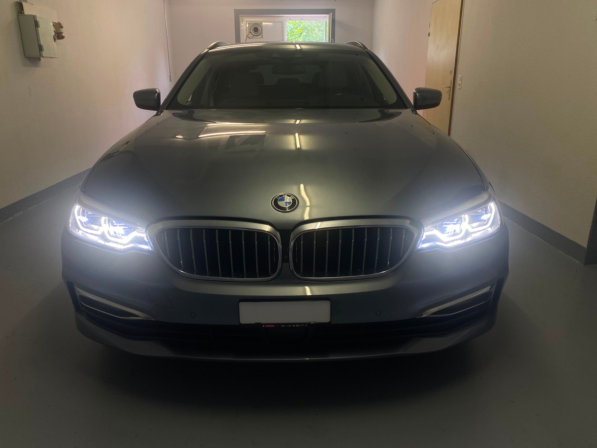 BMW 530d xDrive Touring Luxury Line Steptronic-showroom-element-2