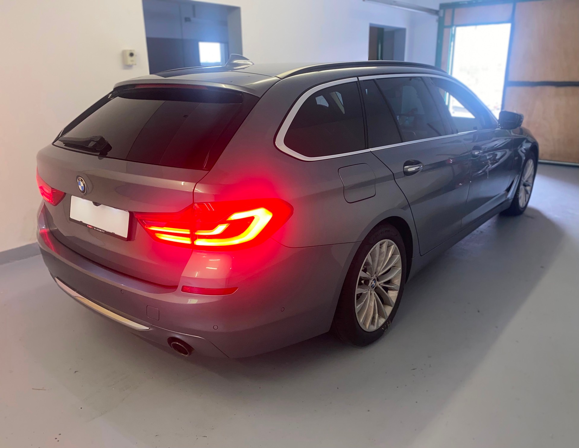 BMW 530d xDrive Touring Luxury Line Steptronic-showroom-element-1