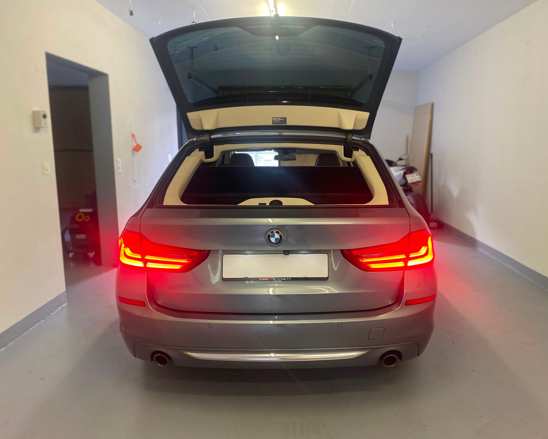 BMW 530d xDrive Touring Luxury Line Steptronic-showroom-element-3