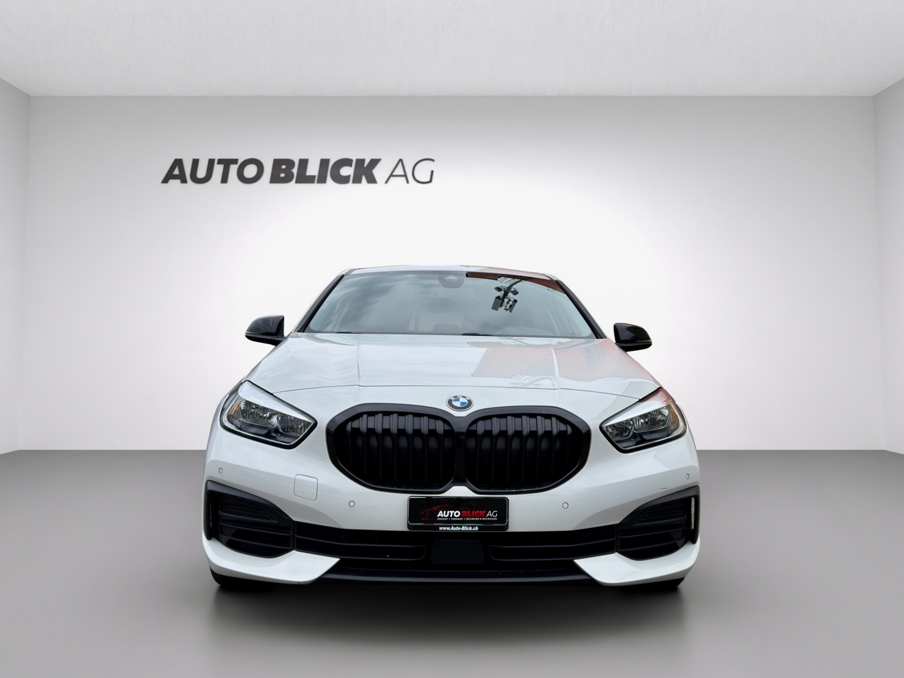 BMW 120d xDrive Steptronic-showroom-element-2