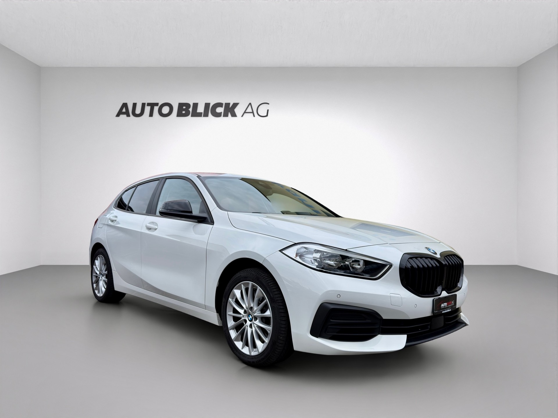 BMW 120d xDrive Steptronic-showroom-element-1