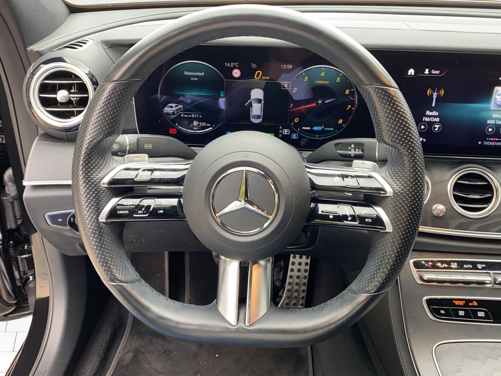 MERCEDES-BENZ E 200 AMG Line 9G-Tronic-image-12