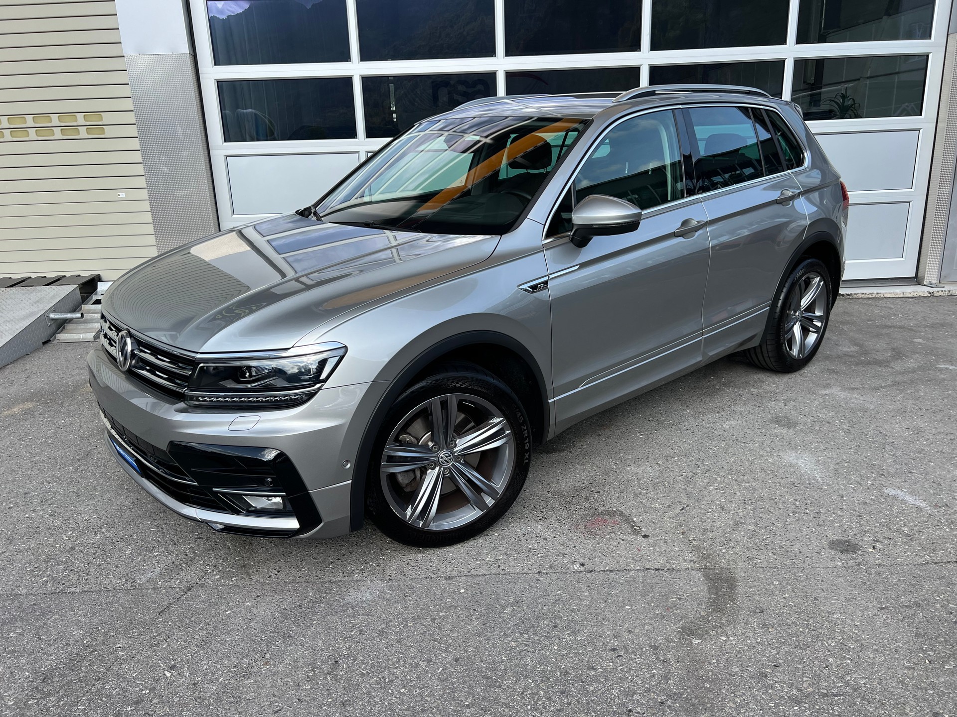 VW Tiguan 2.0TSI Highline R-Line 4x4 DSG *** Anhängerkupplung 2500 kg. * frisch ab MFK * 12 / 24 Mt. Garantie möglich **-showroom-element-1