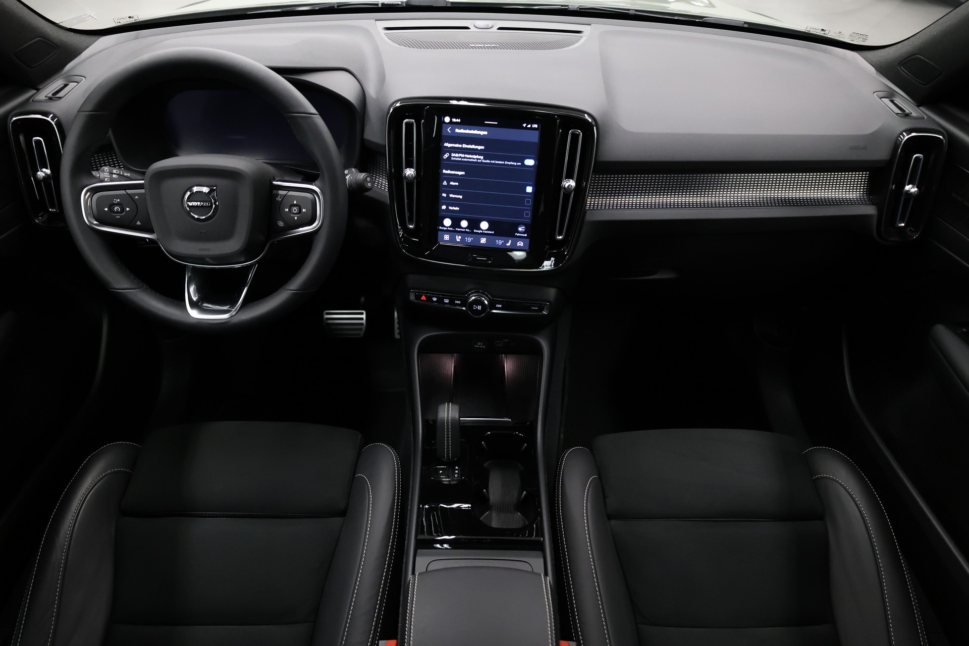VOLVO XC40 P8 Twin Pro AWD-image-16