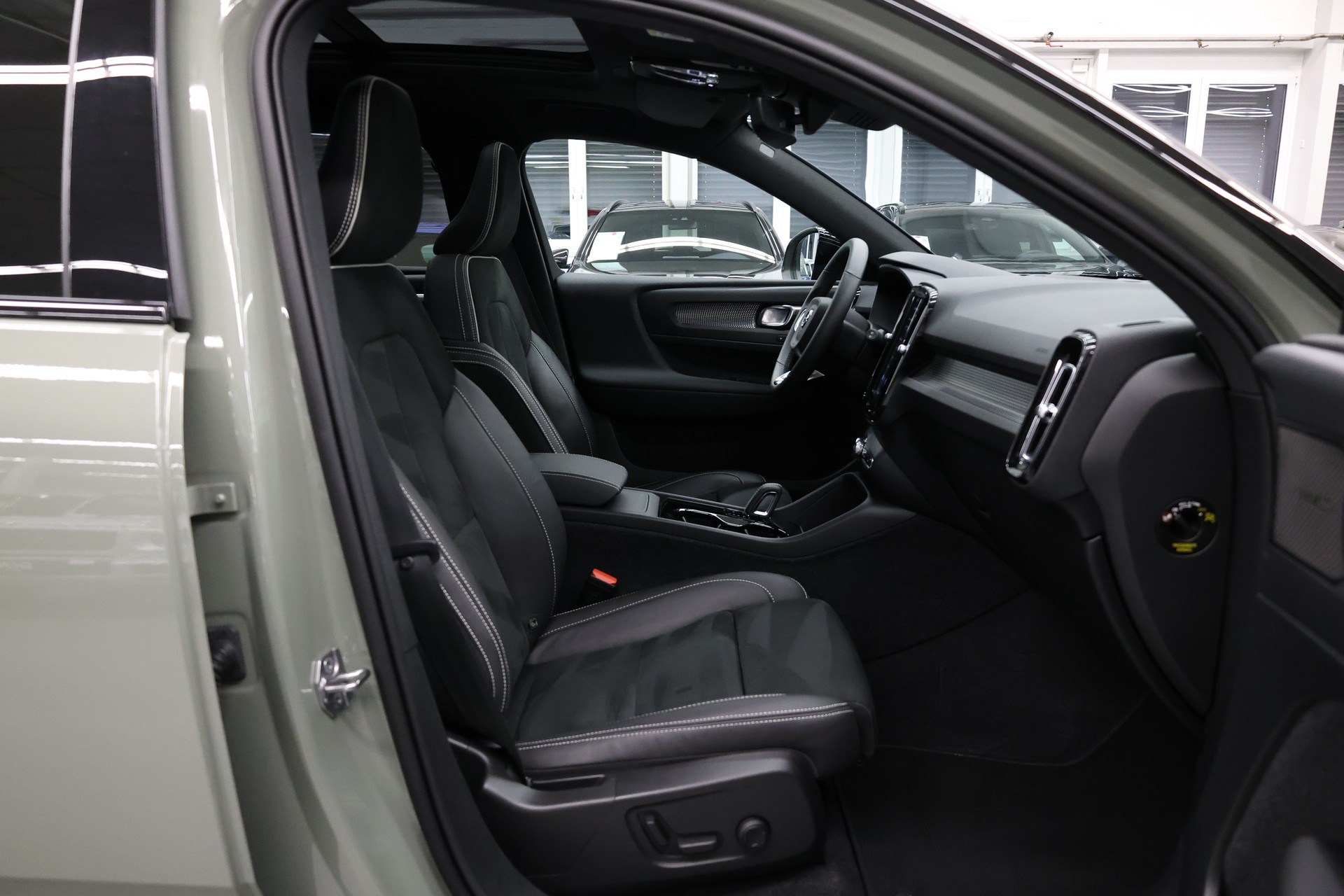 VOLVO XC40 P8 Twin Pro AWD-image-18