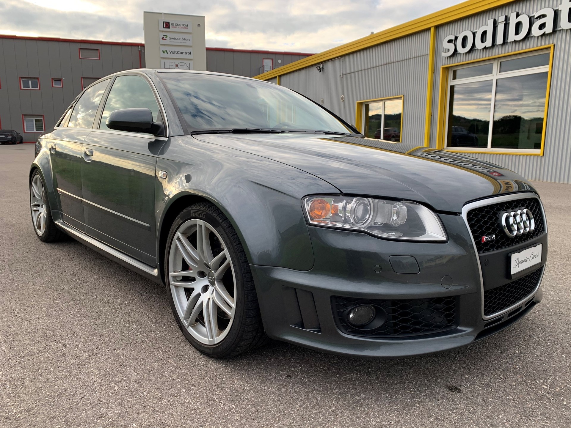 AUDI RS4 4.2 V8 quattro-image-1