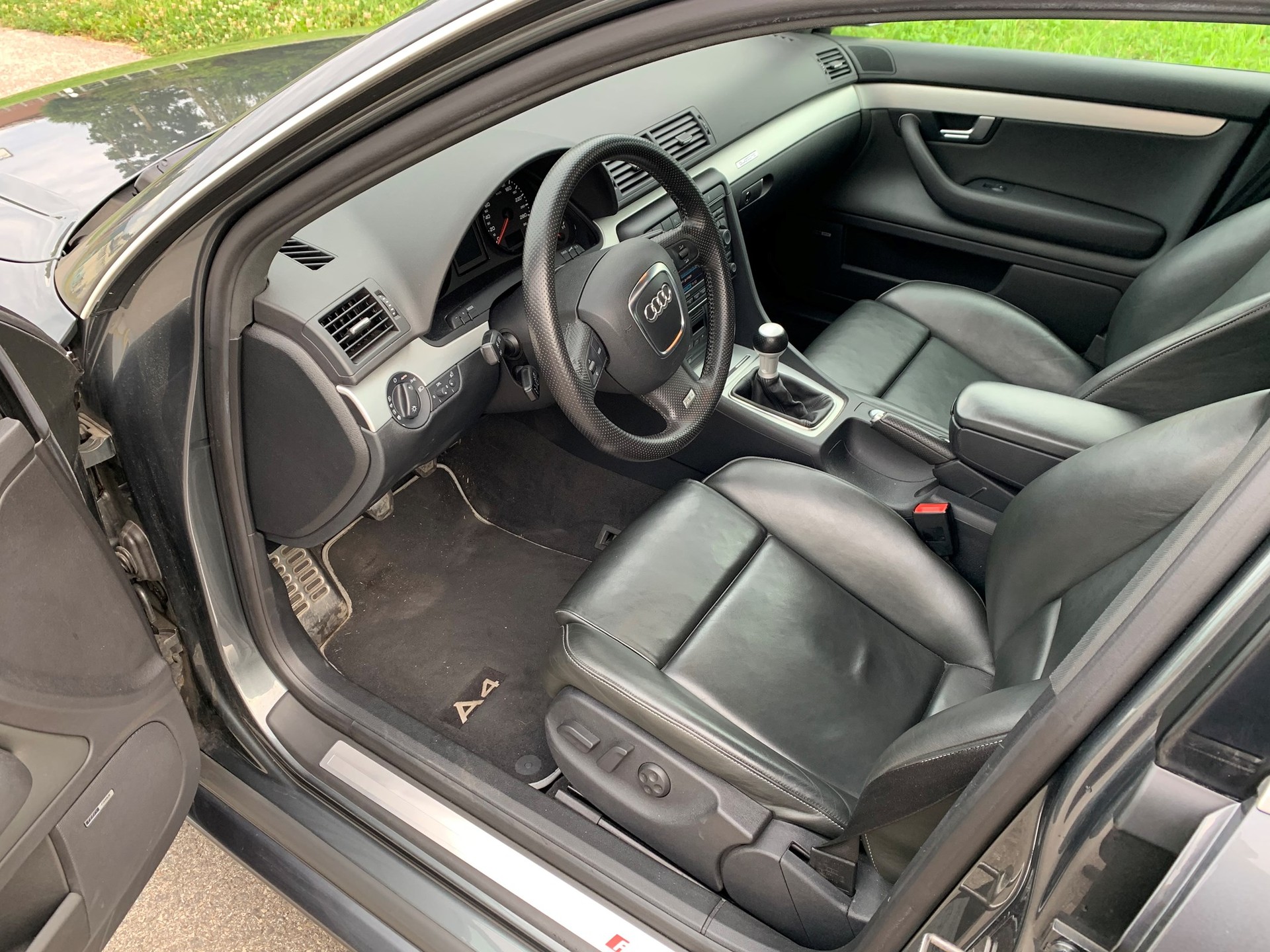 AUDI RS4 4.2 V8 quattro-image-4