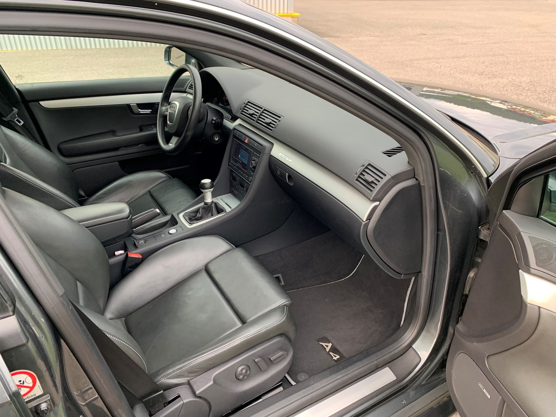 AUDI RS4 4.2 V8 quattro-image-5