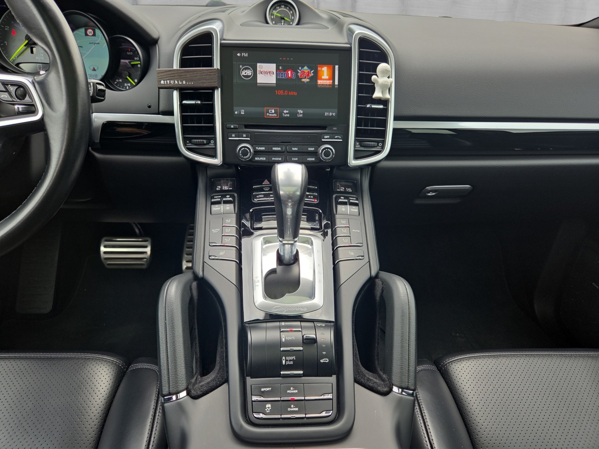 PORSCHE Cayenne S E-Hybrid Platinum Edition-image-12