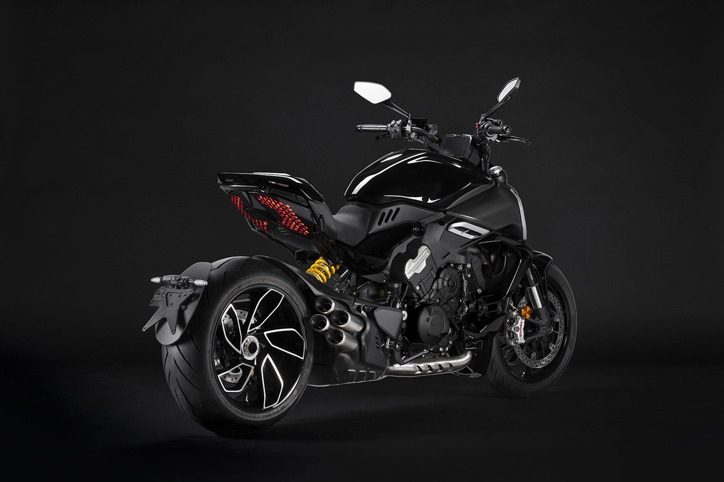 DUCATI Diavel V4-image-2