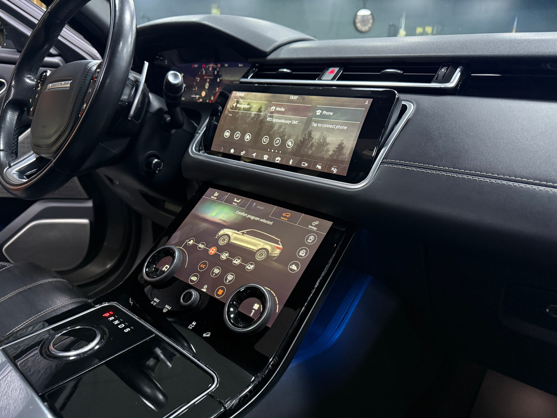 LAND ROVER Range Rover Velar R-Dynamic P 250 SE Automatic-image-13