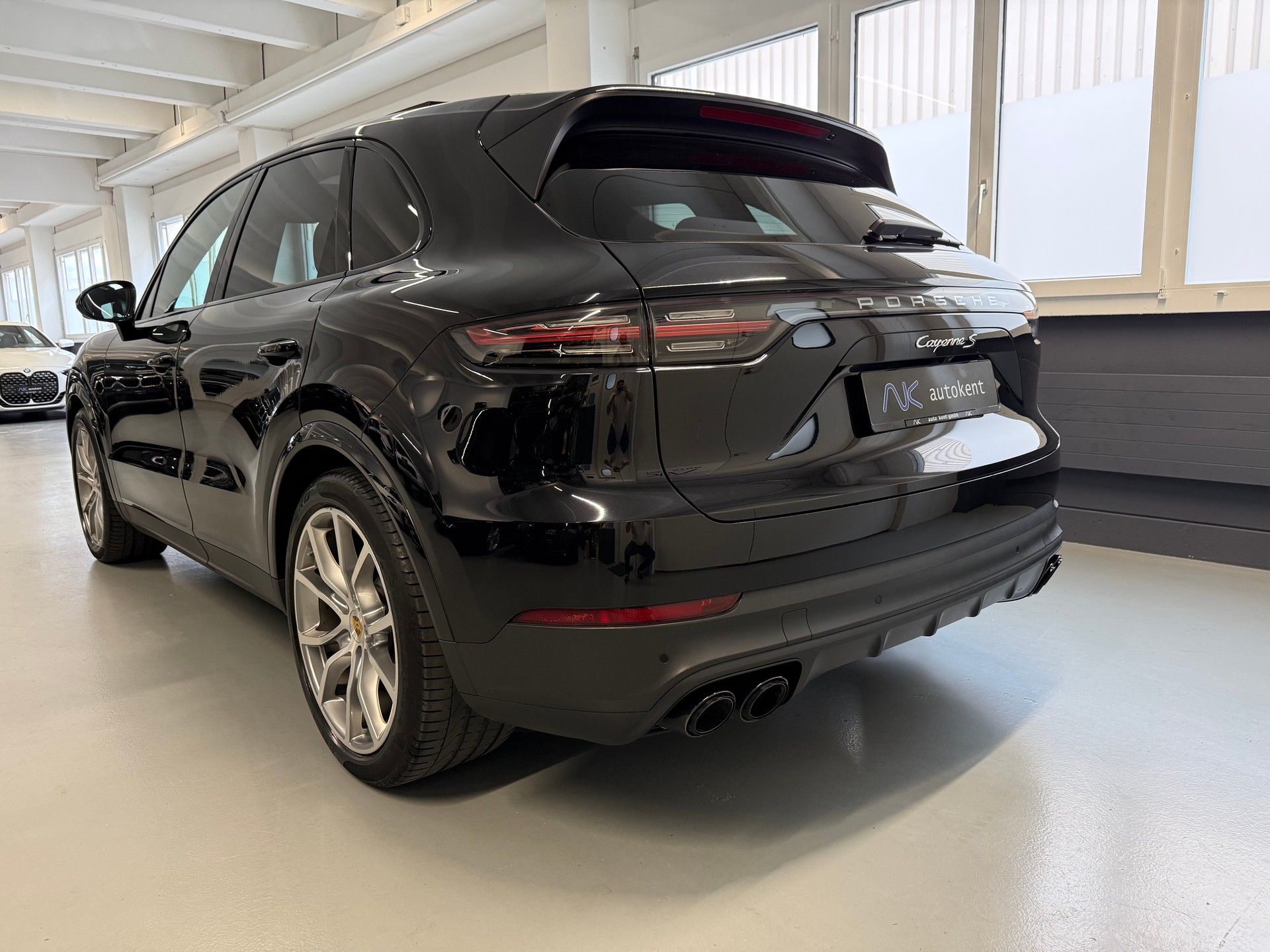 PORSCHE Cayenne S-showroom-element-3