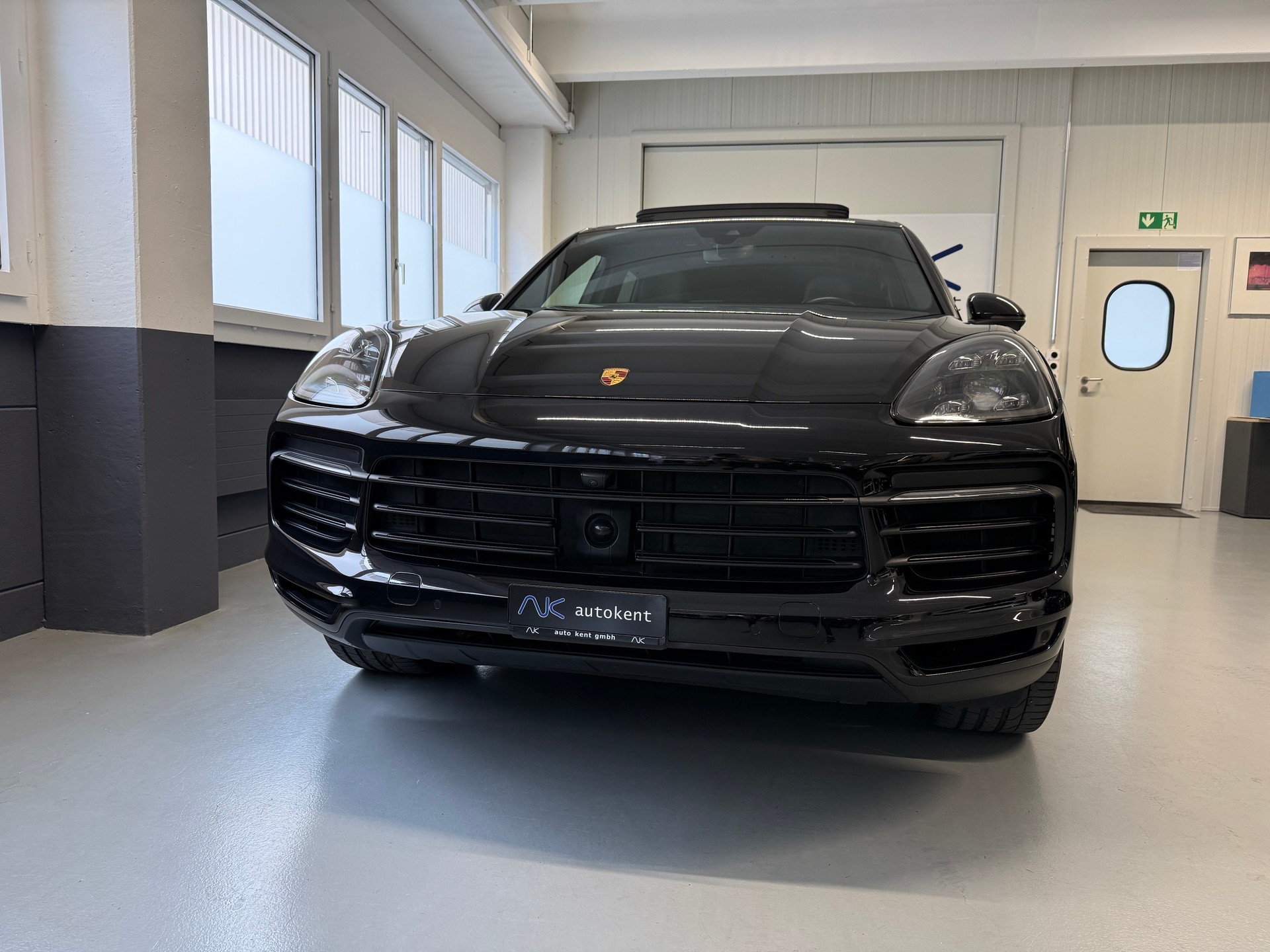 PORSCHE Cayenne S-showroom-element-1