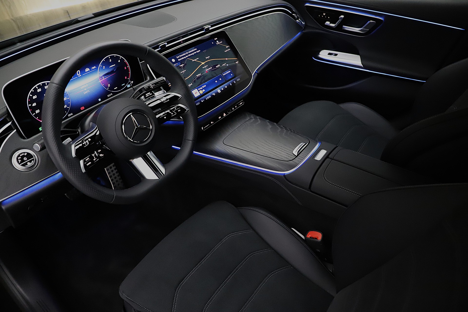 MERCEDES-BENZ E 220 d 9G-Tronic AMG Advance Plus und Night Paket-image-4