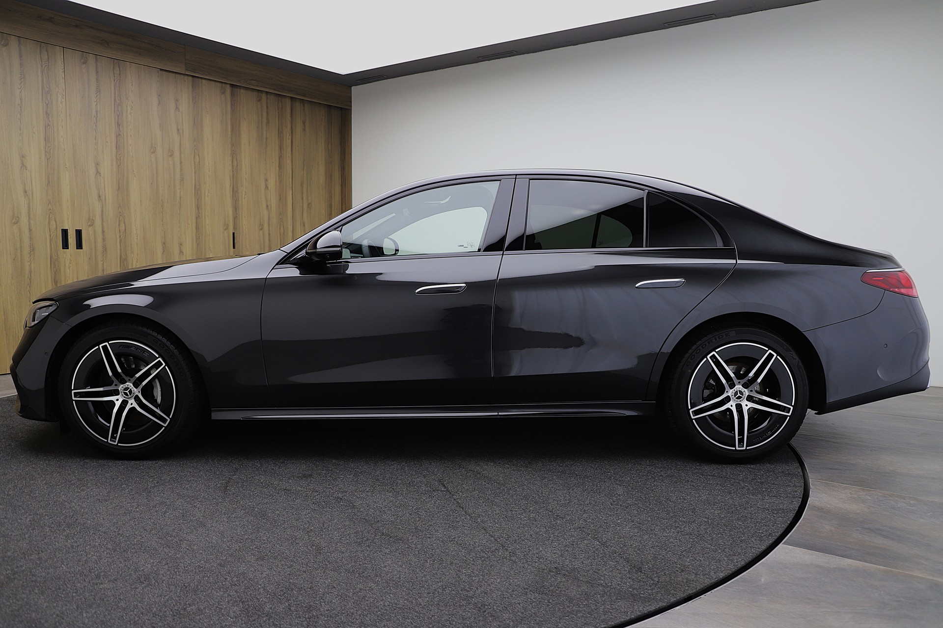 MERCEDES-BENZ E 220 d 9G-Tronic AMG Advance Plus und Night Paket-image-2