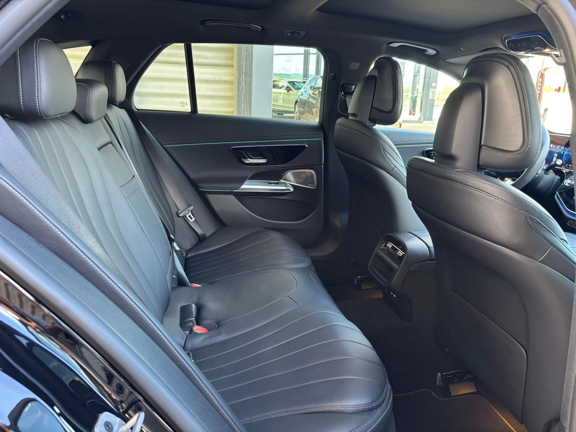 MERCEDES-BENZ E 300 de AMG Line 4matic-image-3