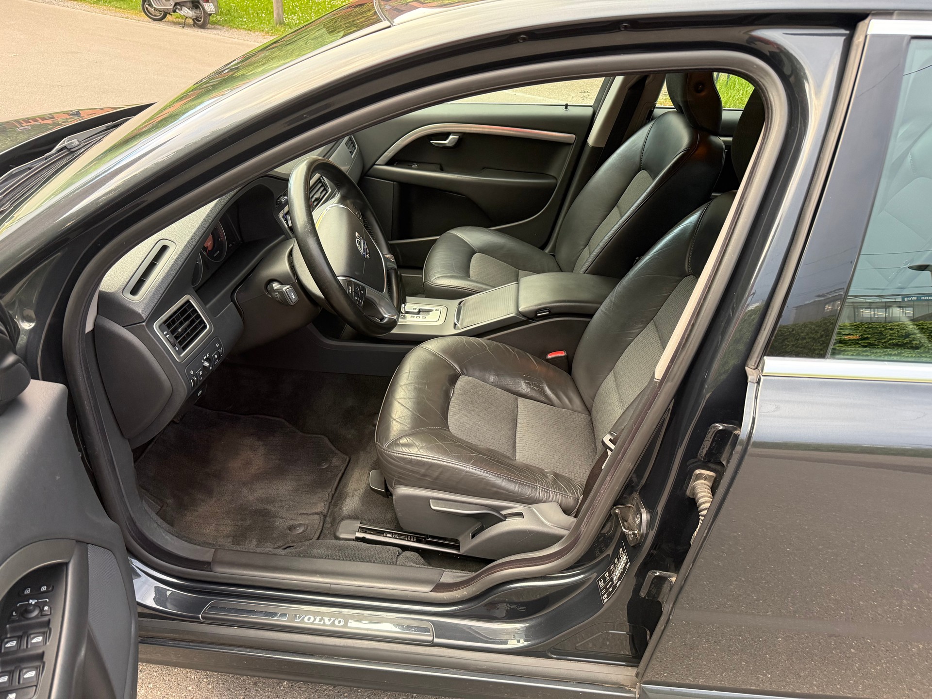 VOLVO V70 2.4D Momentum Geartronic-image-16