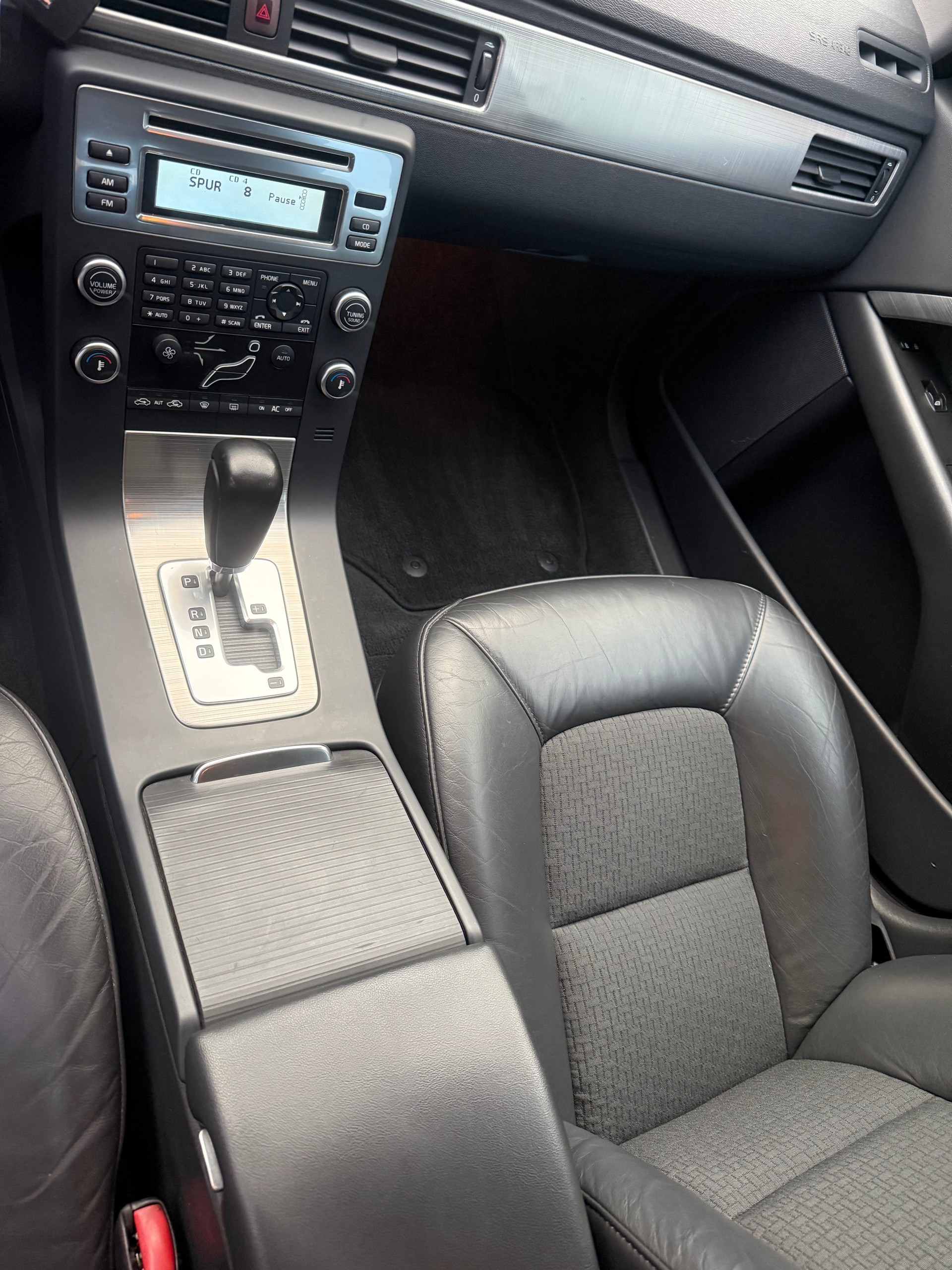 VOLVO V70 2.4D Momentum Geartronic-image-24