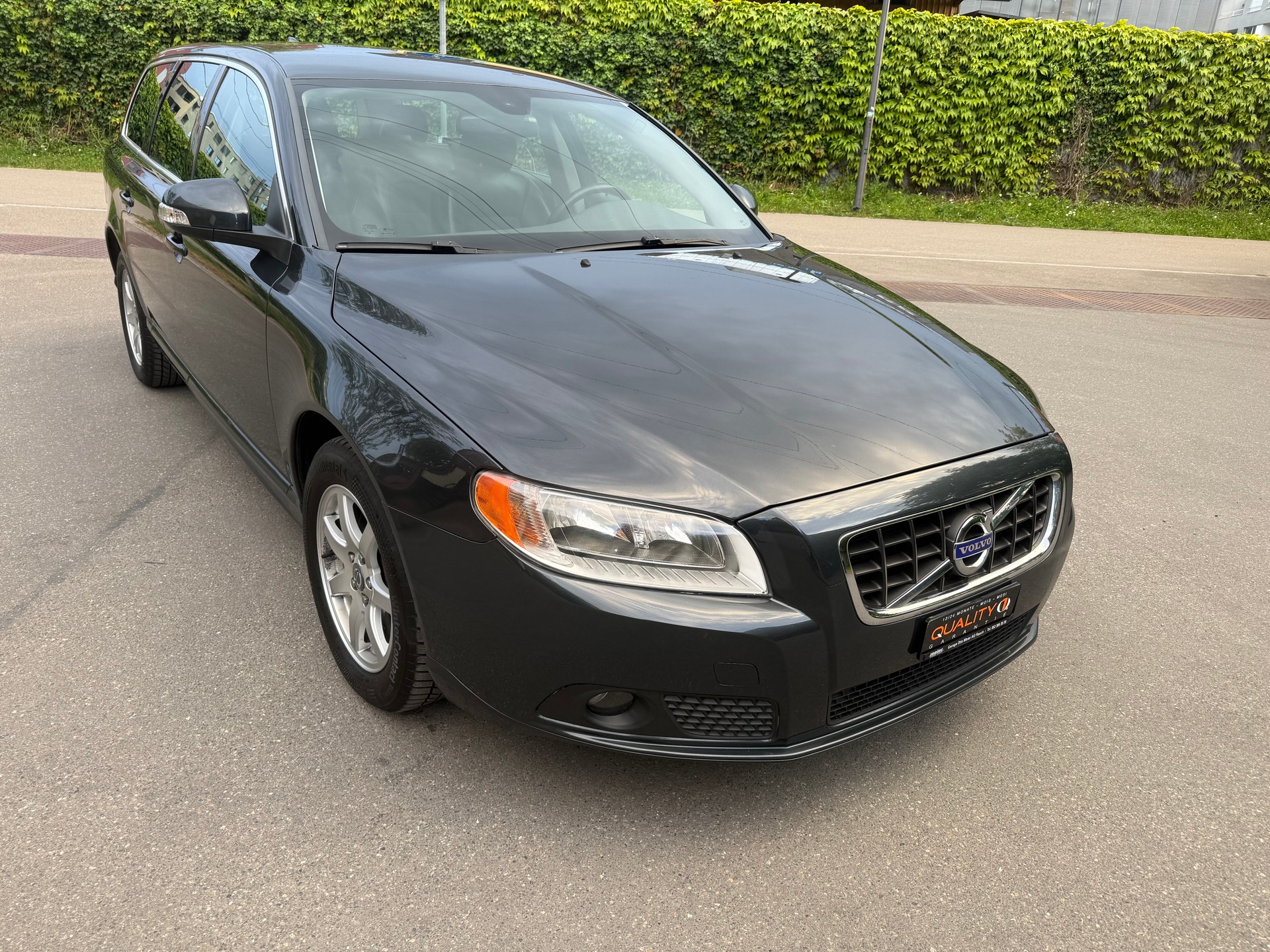 VOLVO V70 2.4D Momentum Geartronic-image-4