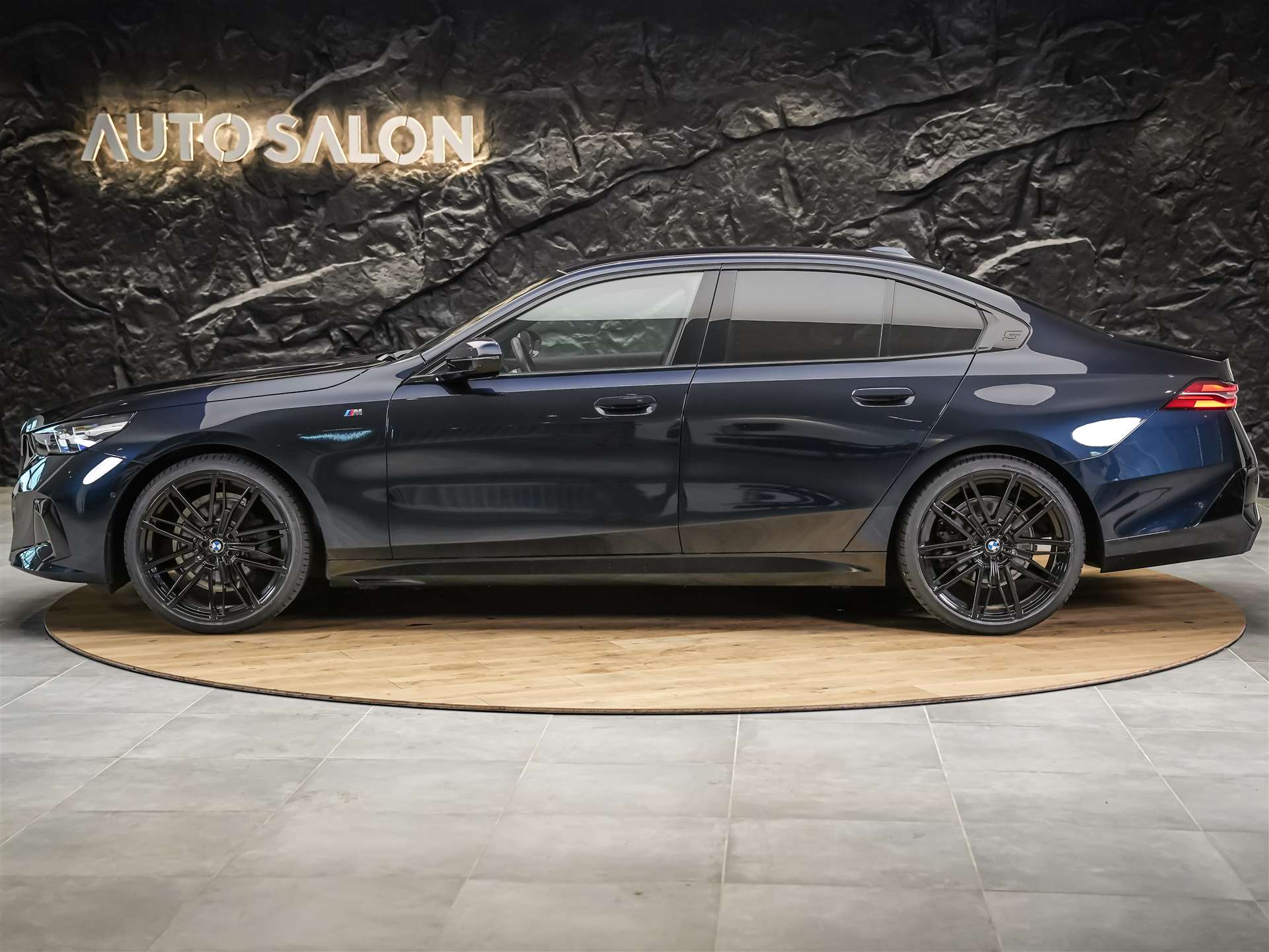 BMW 520i M Sport Steptronic *Werksgarantie*El. Sitze mit Memory*Abstandsregler*Sitzheizung*-showroom-element-2