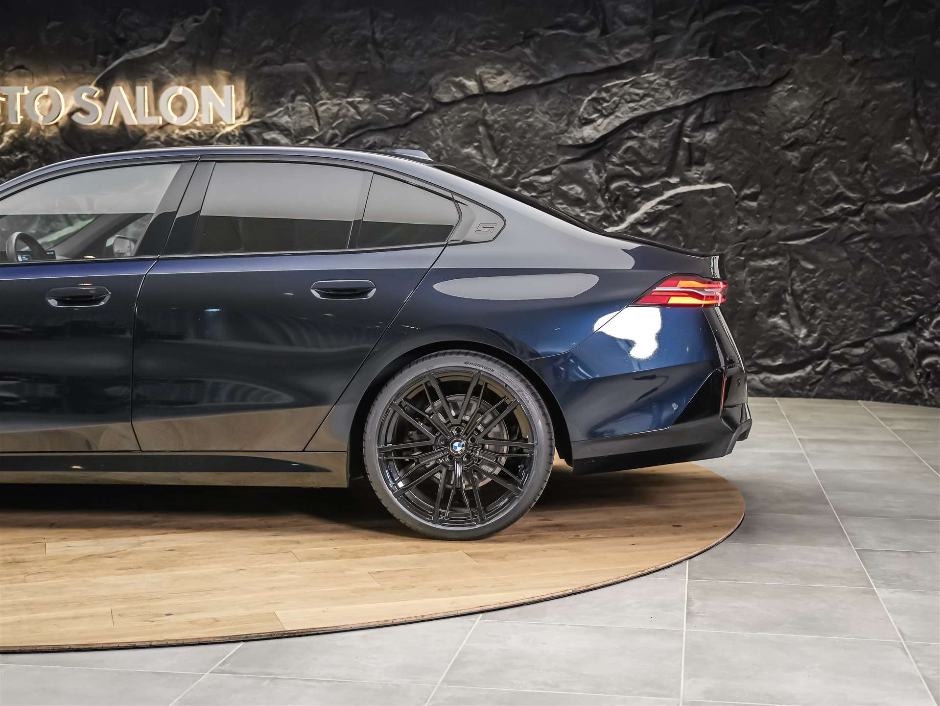 BMW 520i M Sport Steptronic *El. Sitze mit Memory*Abstandsregler*Sitzheizung*-image-17