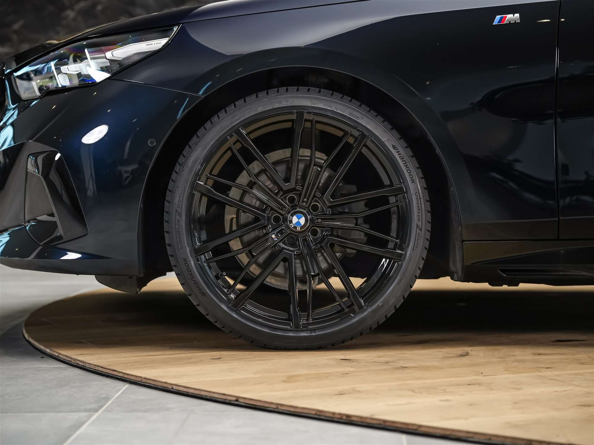 BMW 520i M Sport Steptronic *El. Sitze mit Memory*Abstandsregler*Sitzheizung*-image-16