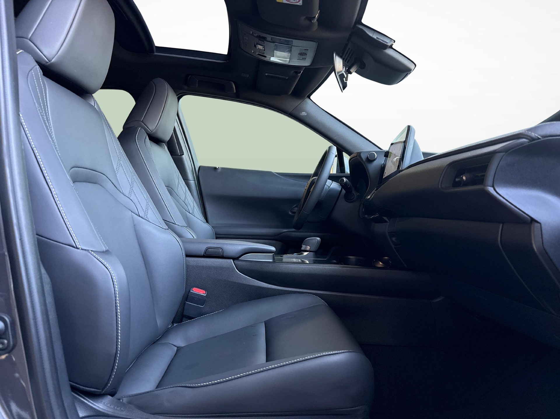 LEXUS UX 300h F-Line-image-9