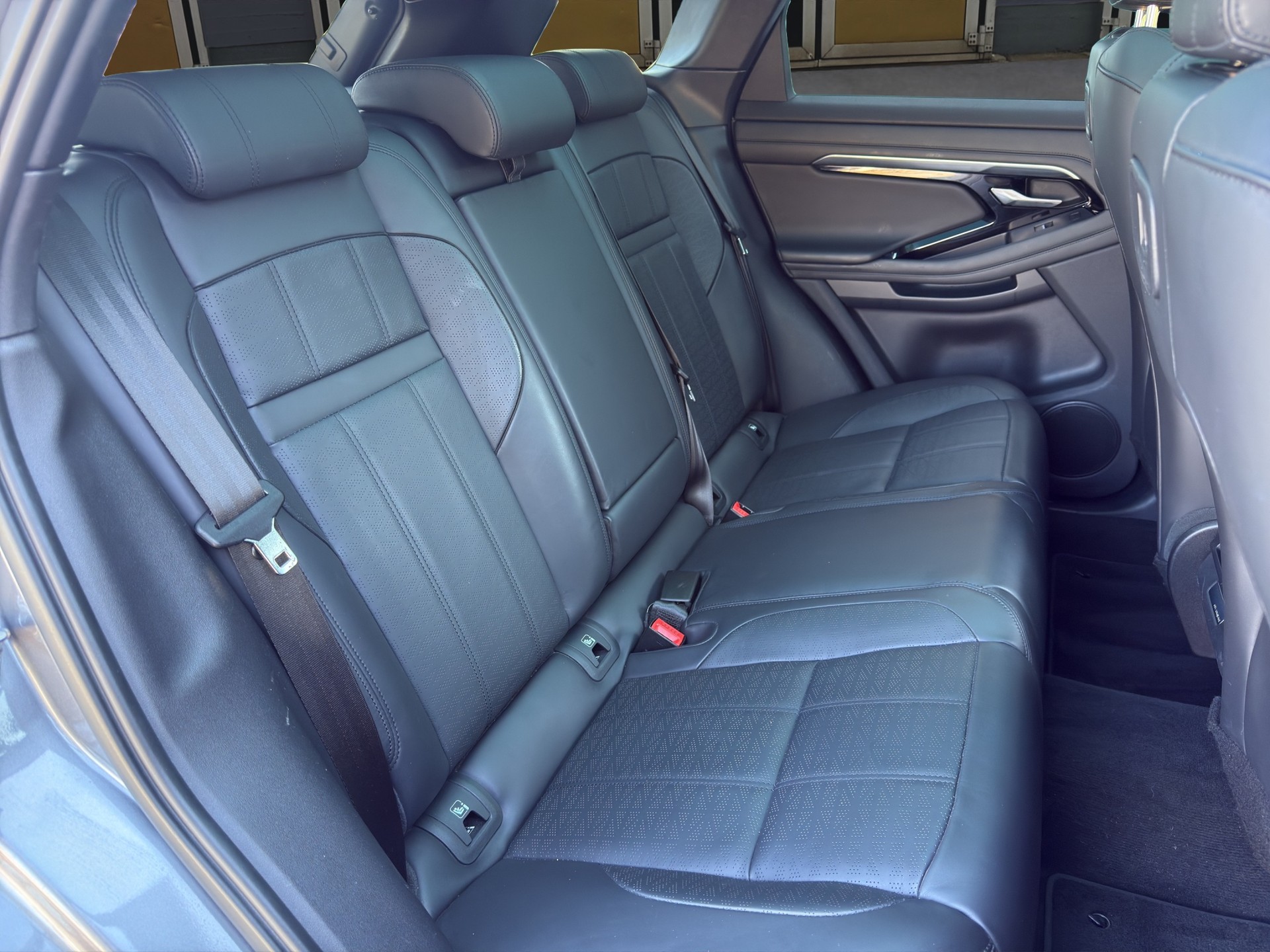 LAND ROVER Range Rover Evoque 2.0 T 300 R-Dynamic HSE-image-13