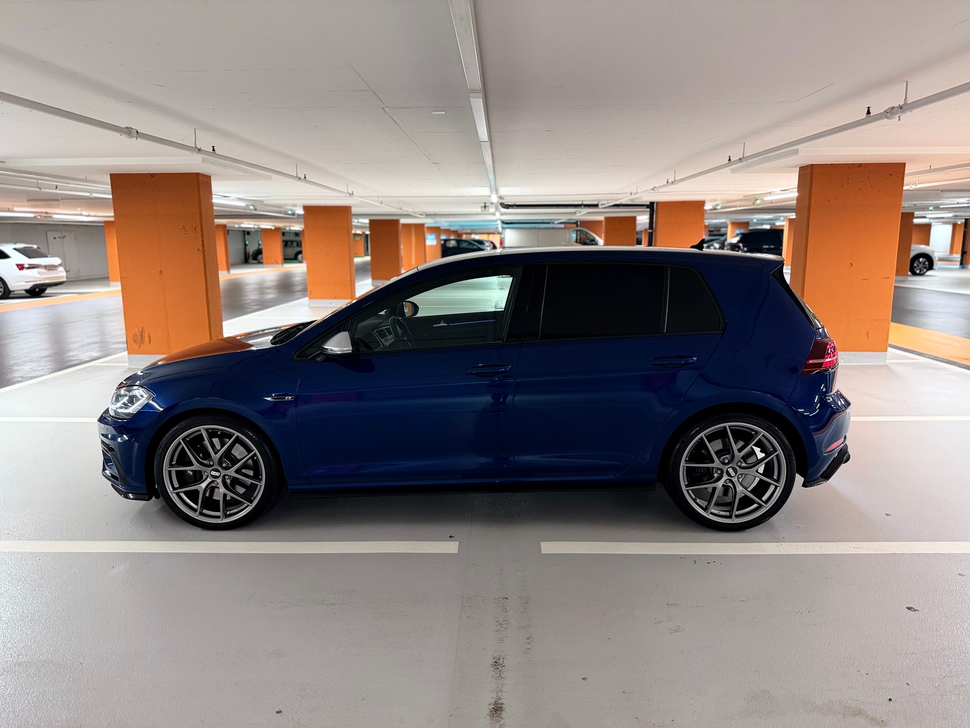 VW Golf 2.0 TSI R 4Motion-image-7
