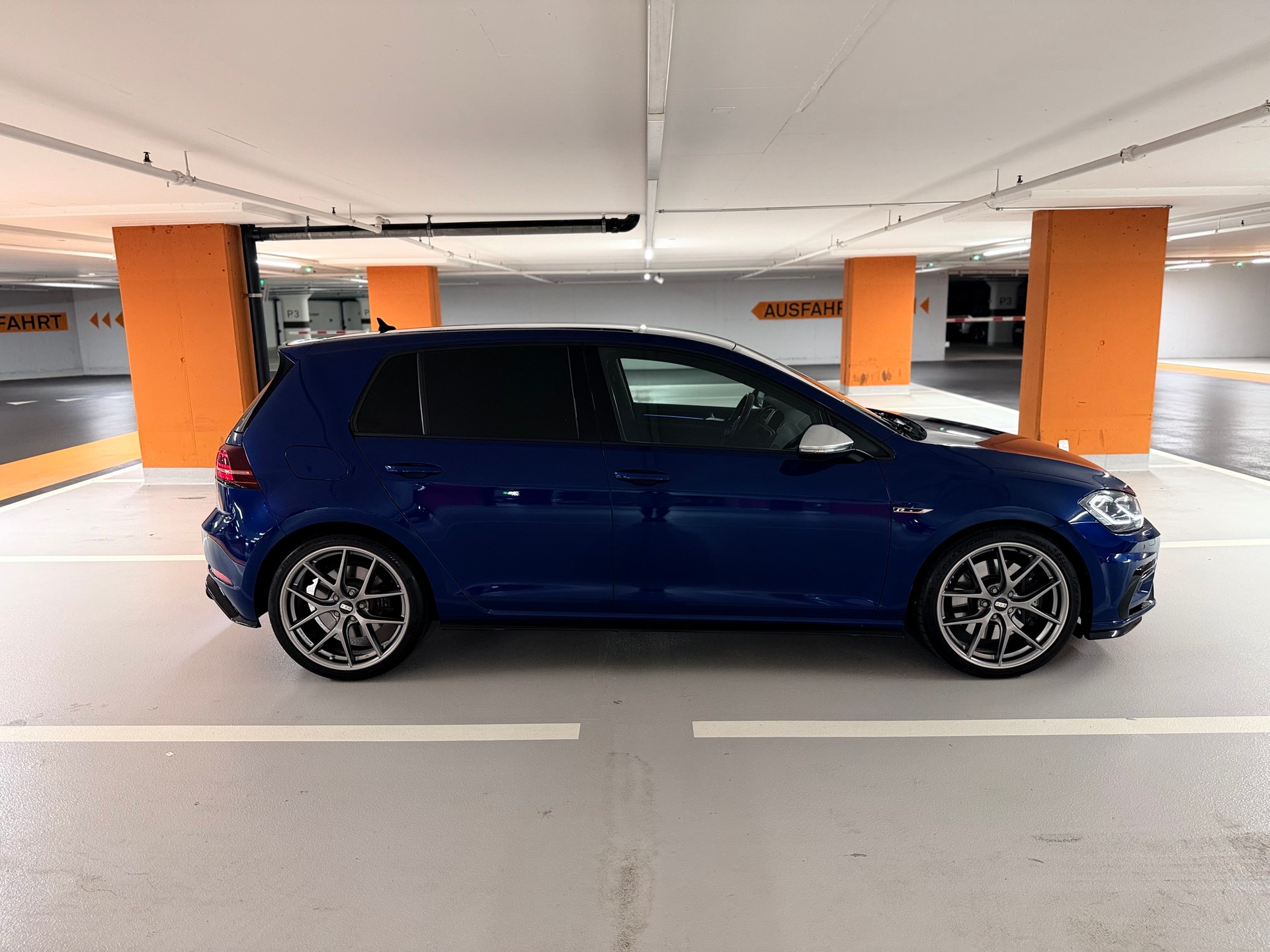 VW Golf 2.0 TSI R 4Motion-showroom-element-3