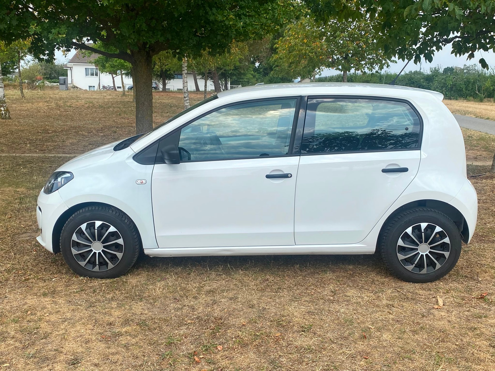 VW Up 1.0 white up Art on Ice - Nouvelle Expertise - NEU MFK : 20.07.2026 - Service Fait à Jour - Frischer Service-showroom-element-2