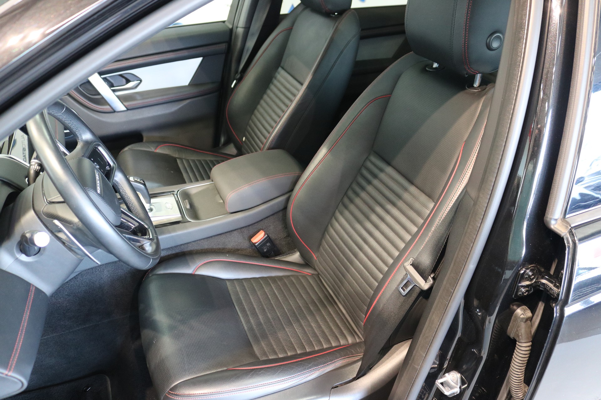 LAND ROVER Discovery Sport R Dyn P250 2.0 Si4 MHEV Base AT9-showroom-element-1