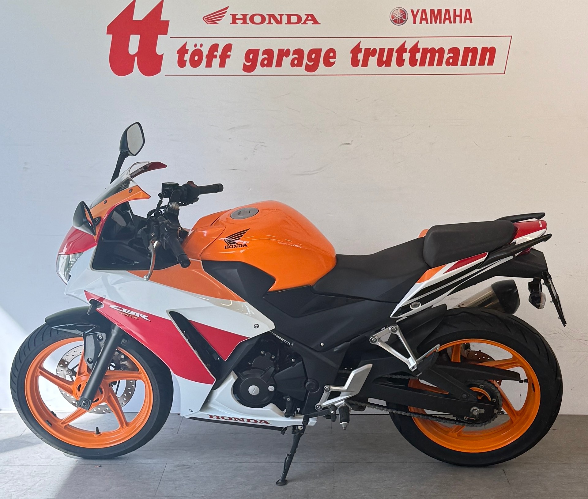 HONDA CBR 300 R-image-1