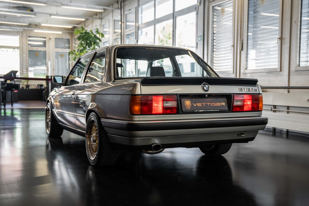BMW 318iS-showroom-element-3