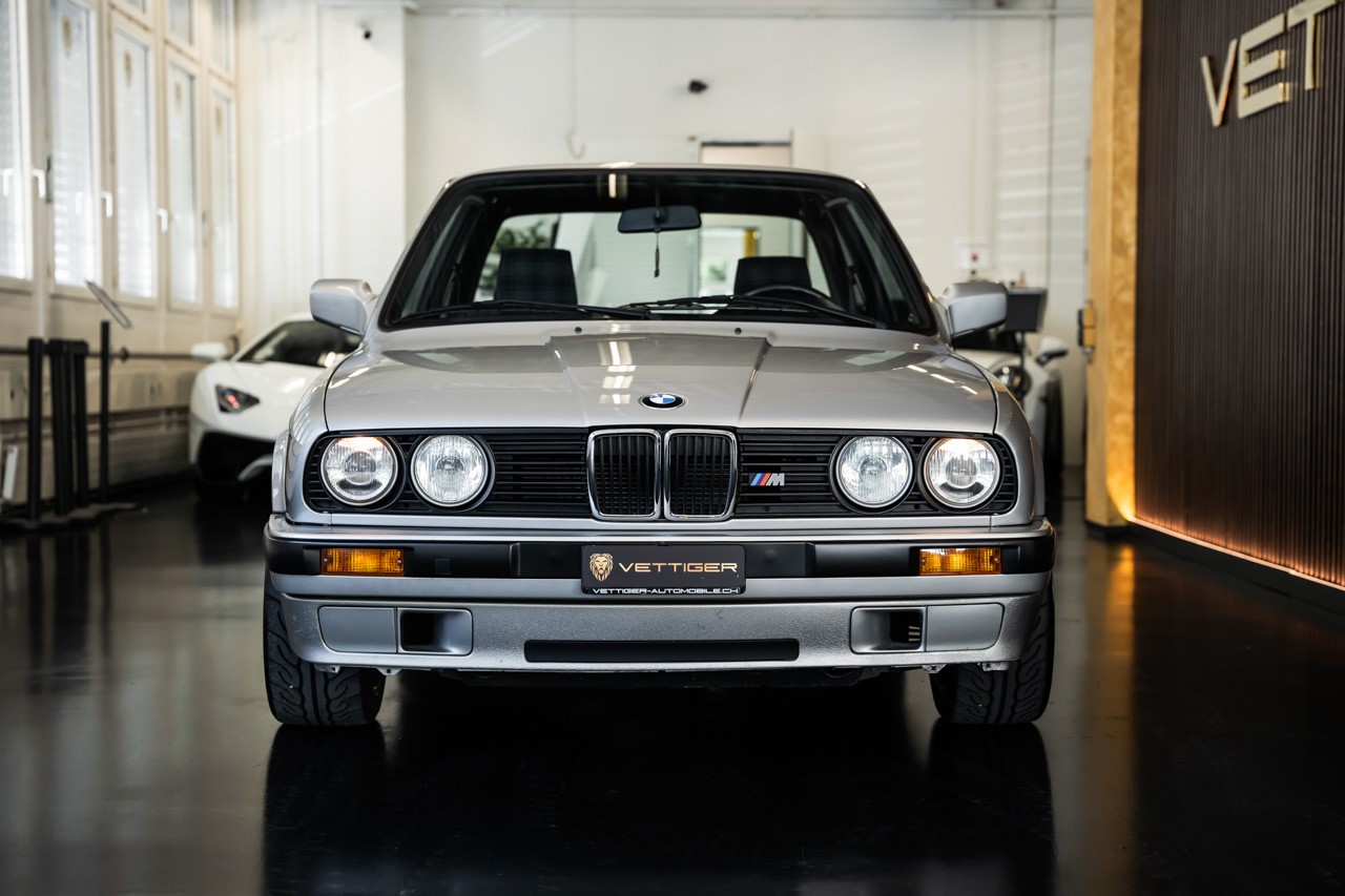 BMW 318iS-showroom-element-1
