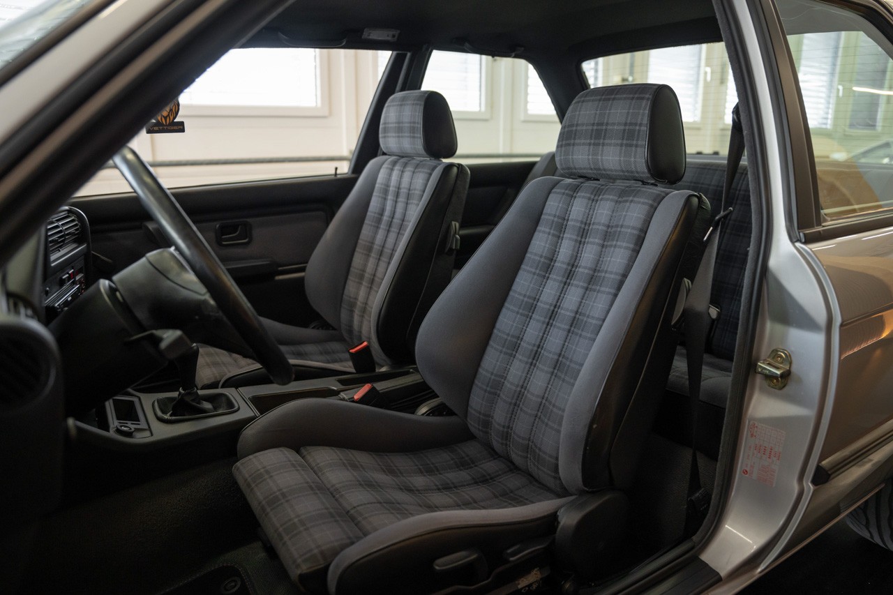 BMW 318iS-image-14
