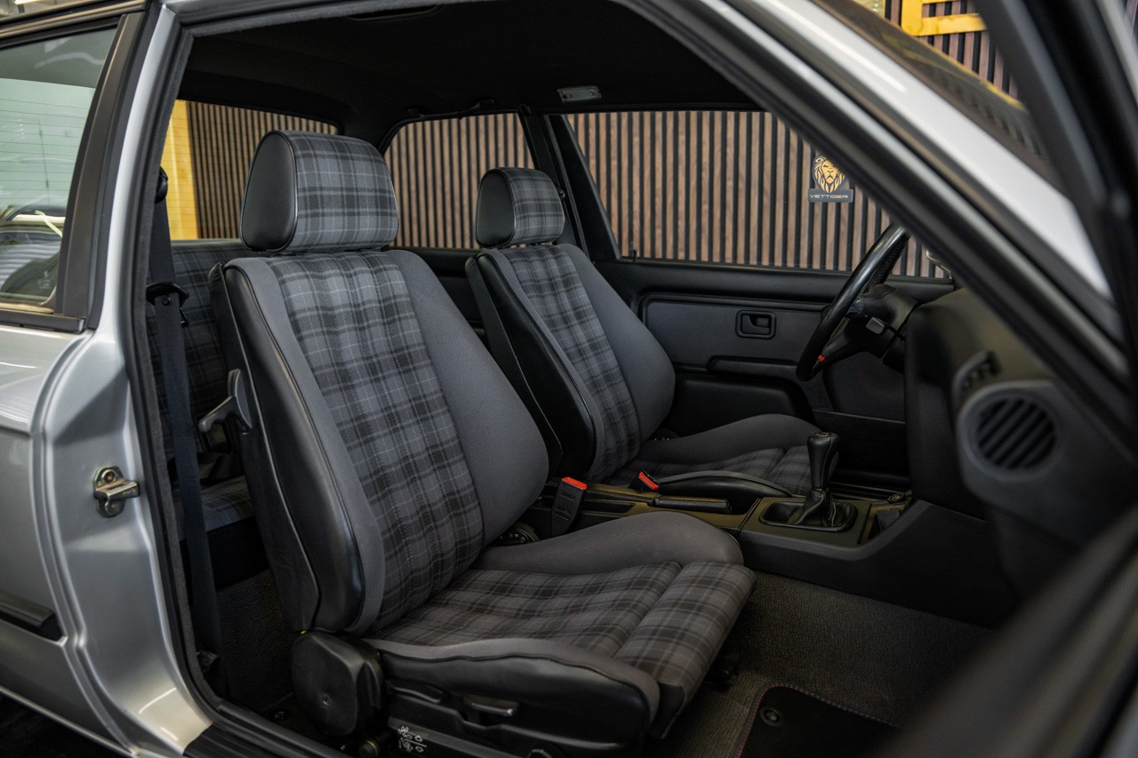 BMW 318iS-image-17