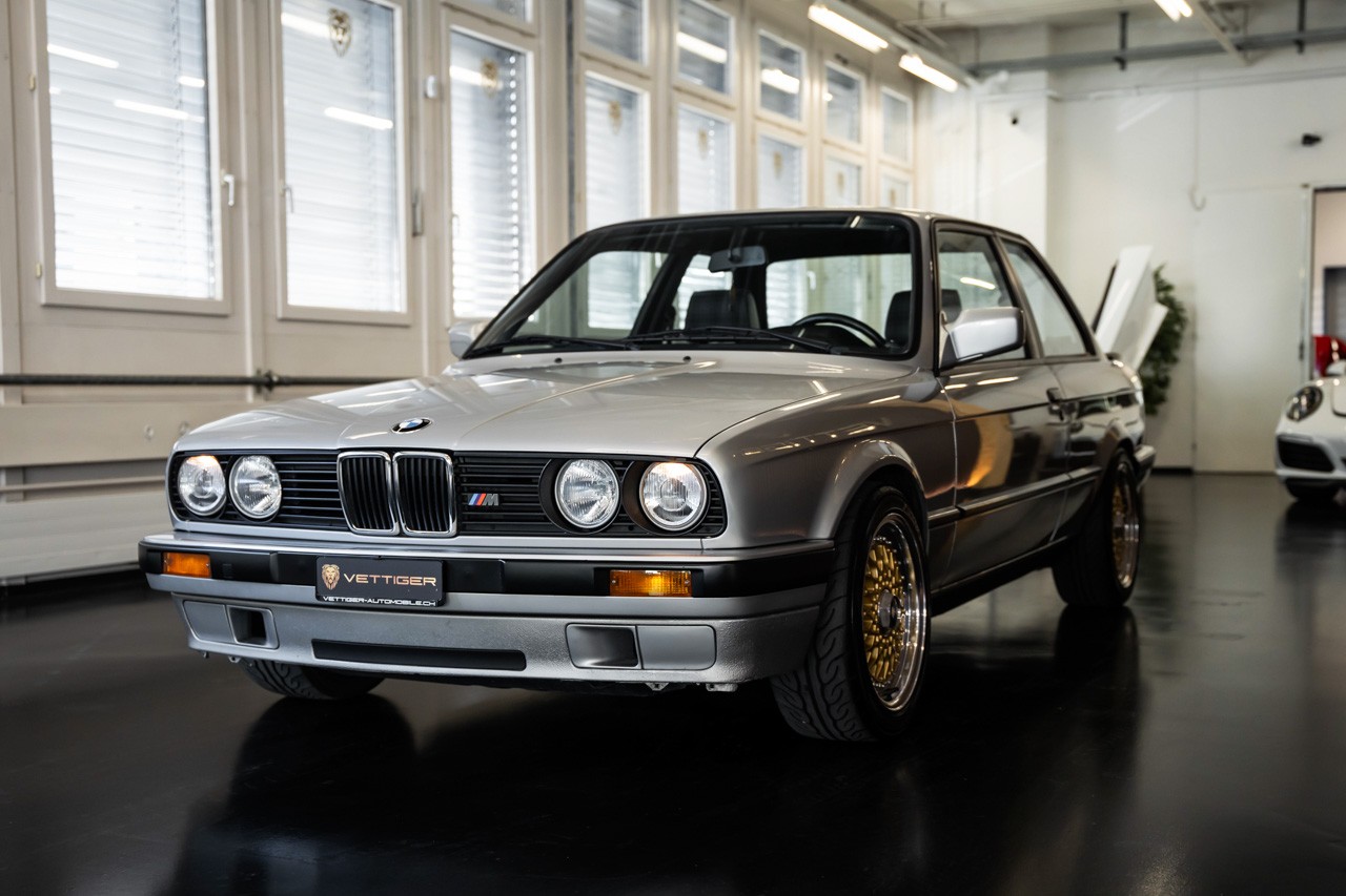 BMW 318iS-showroom-element-2