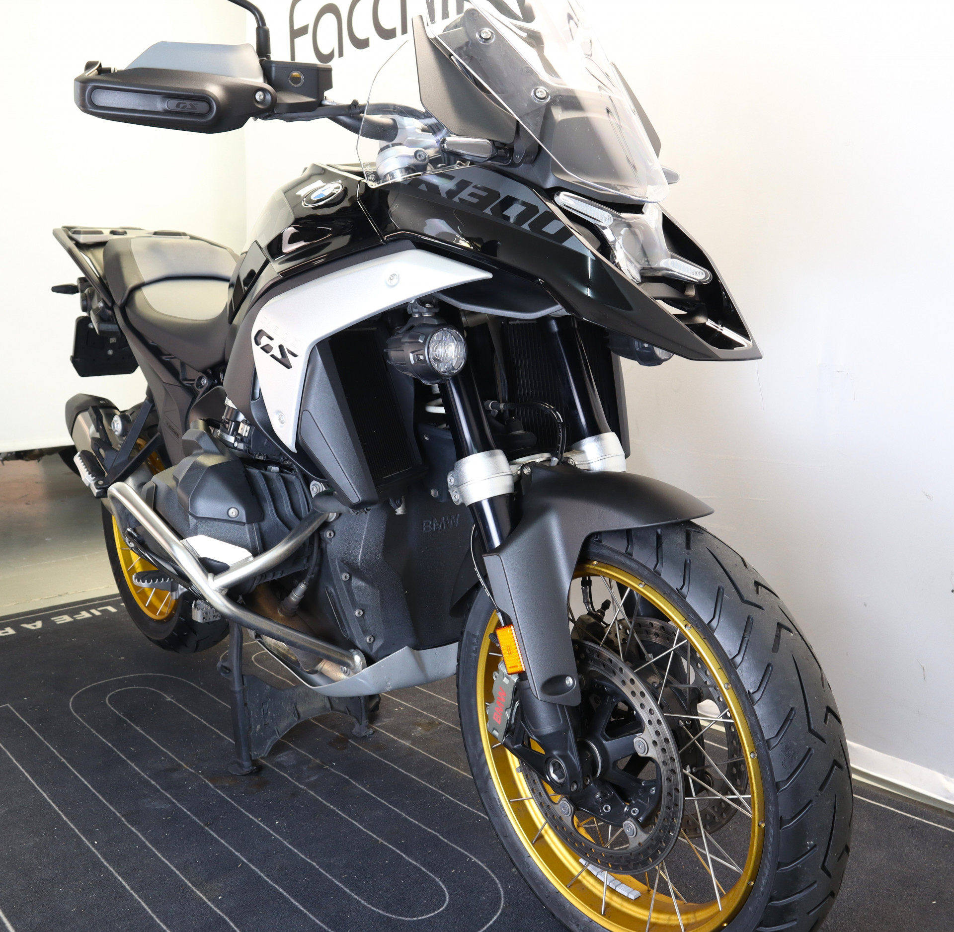 BMW R 1300 GS Triple Black-showroom-element-2