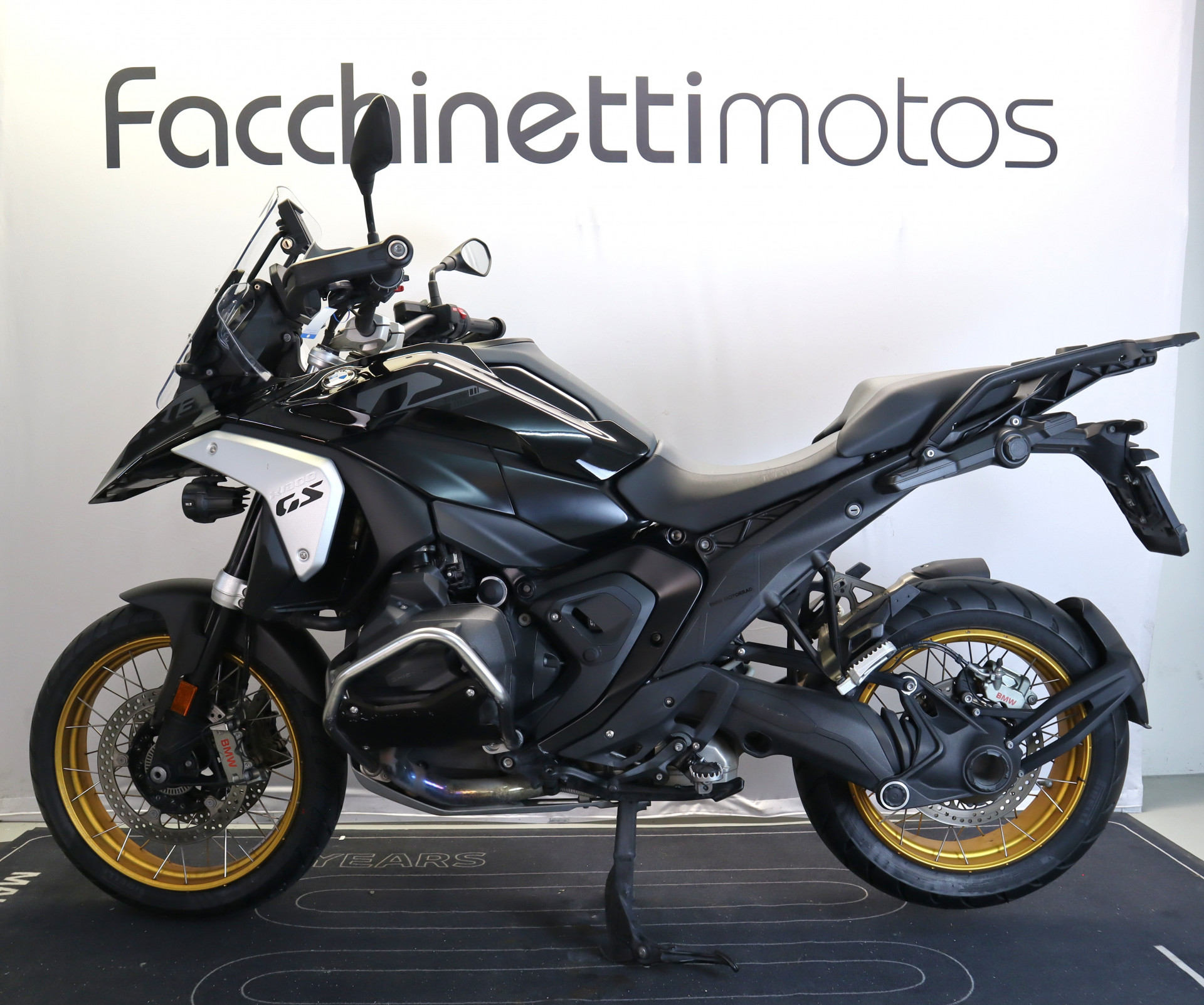 BMW R 1300 GS Triple Black-showroom-element-1