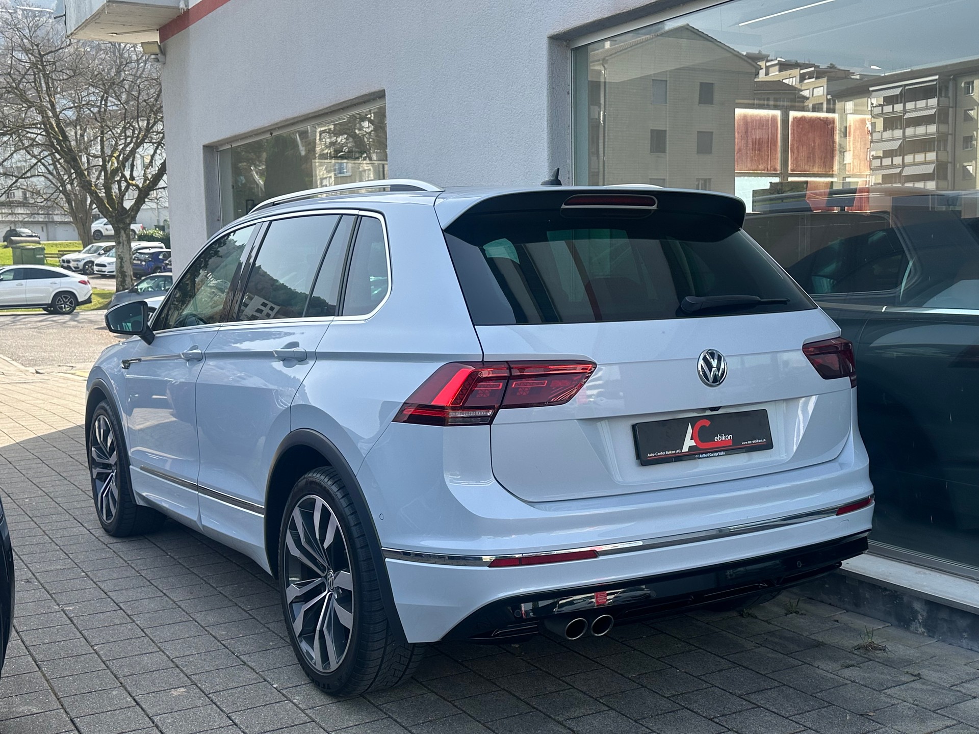 VW Tiguan 2.0TSI R-Line 4Motion DSG-showroom-element-1