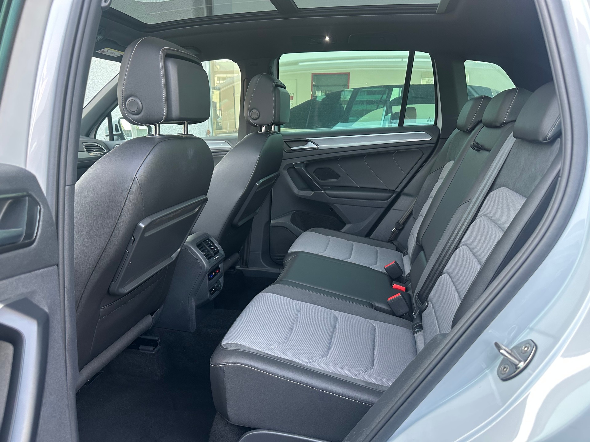 VW Tiguan 2.0TSI R-Line 4Motion DSG-image-5